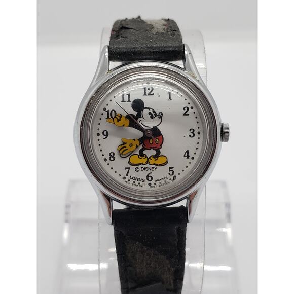 Disney Mickey Mouse watch. Mickey Mouse on watch face. V515-6080 A1